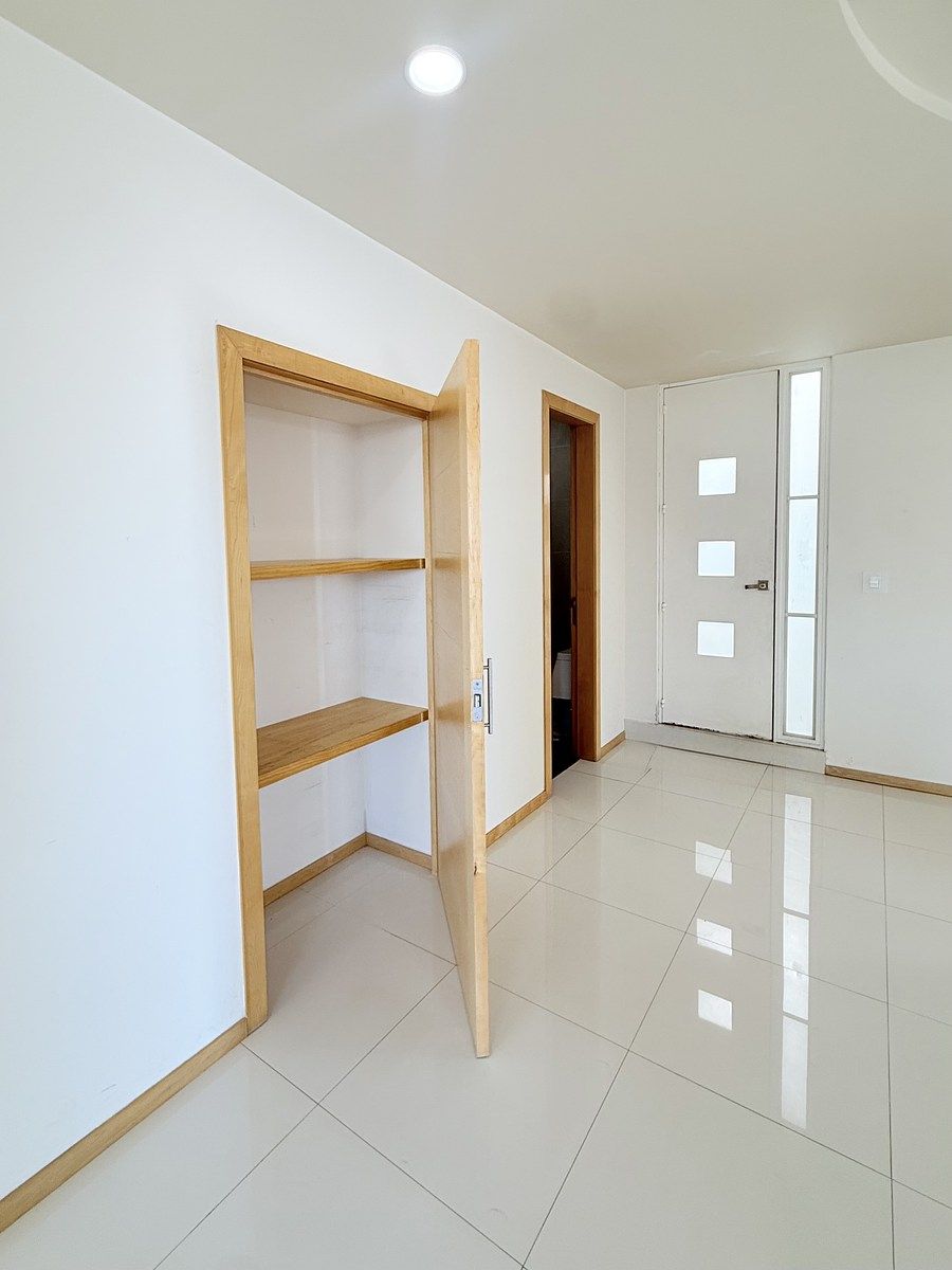 33 de 41: Closet de blancos