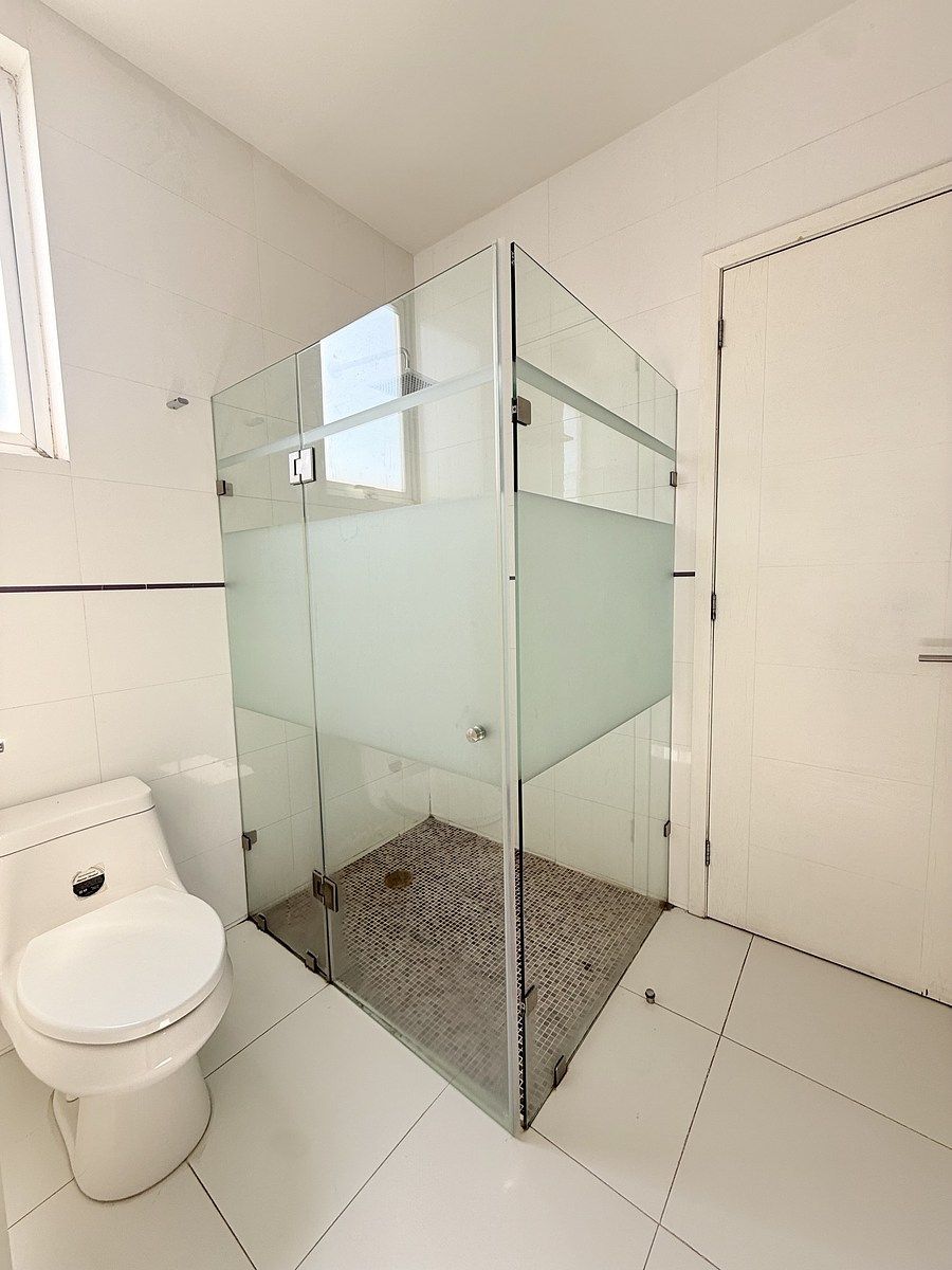 30 de 41: Baño recámaras secundarias