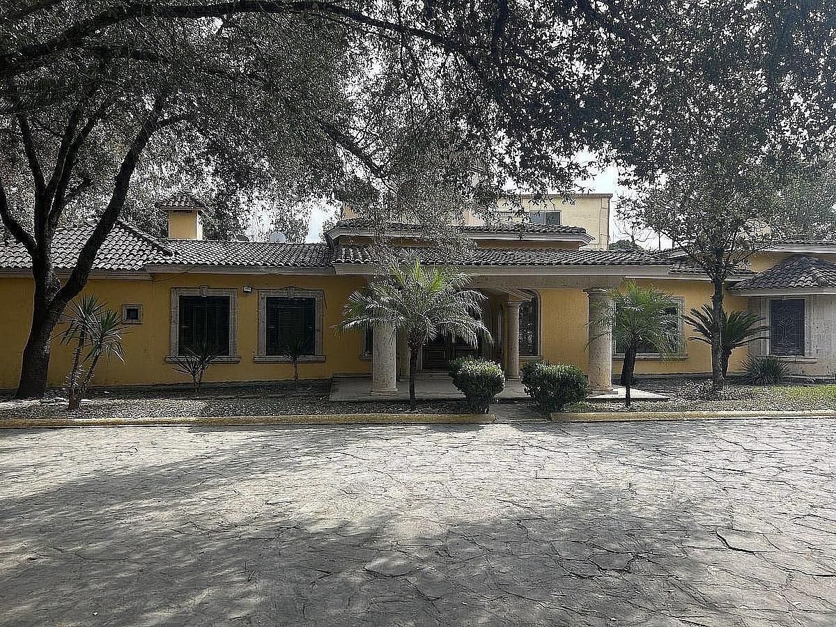 4 de 28: Frente de la Casa