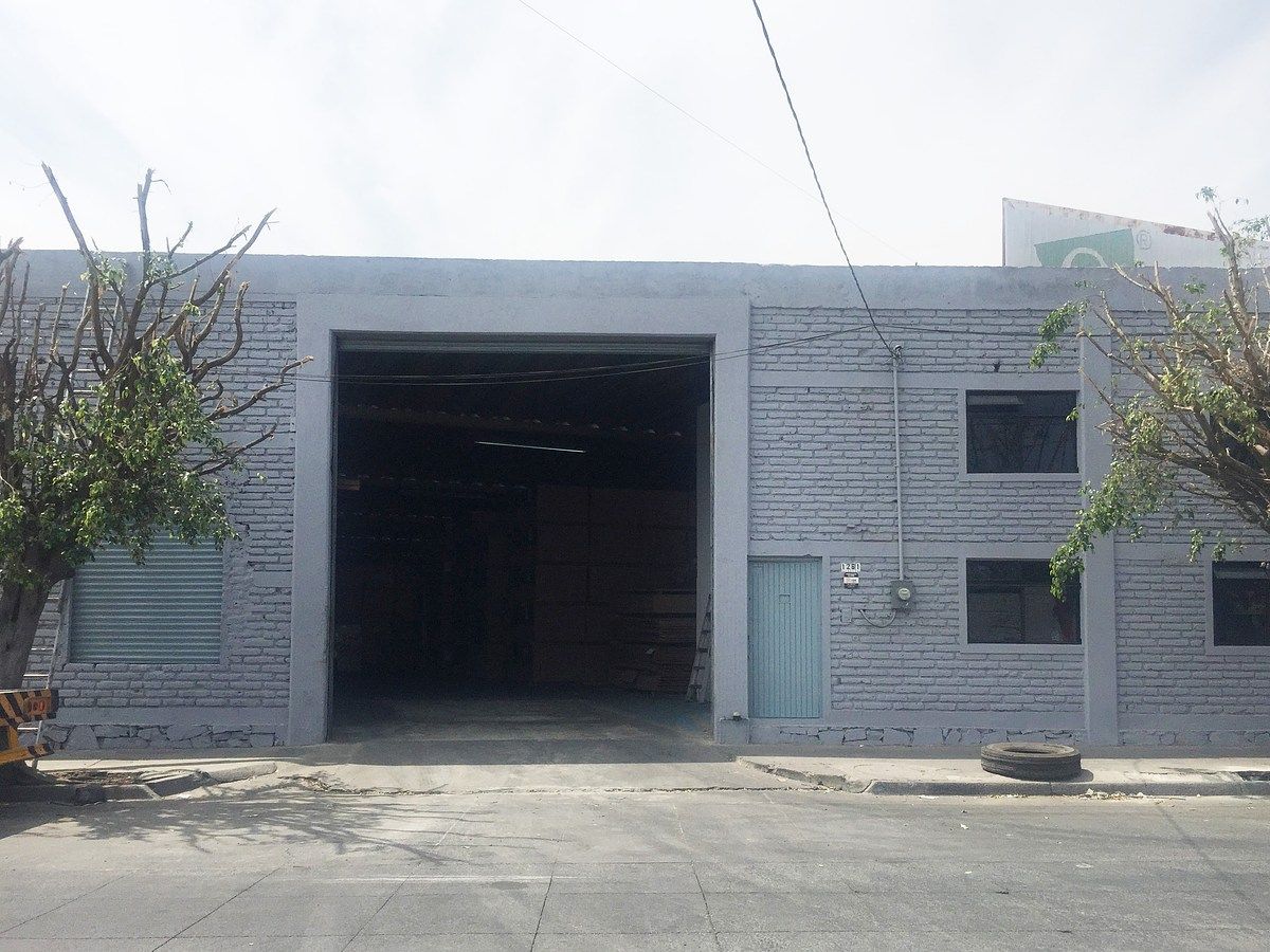 3 de 13: Fachada de la bodega