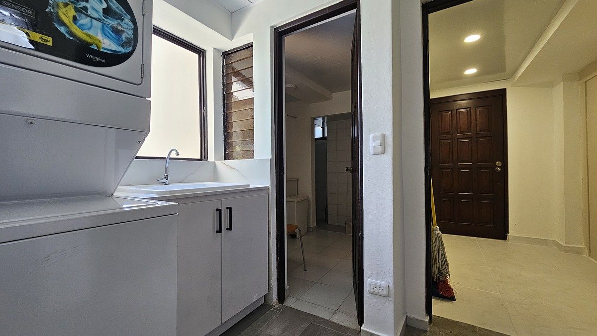 15 de 20: Area de Lavado y vista  cuarto de servicio y entrada trasera