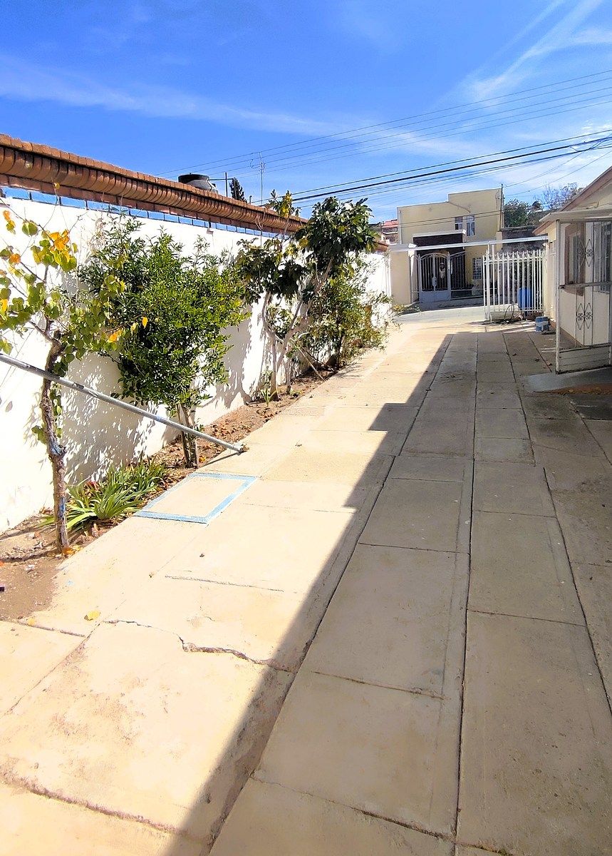 4 de 15: Pasillo de cochera y patio