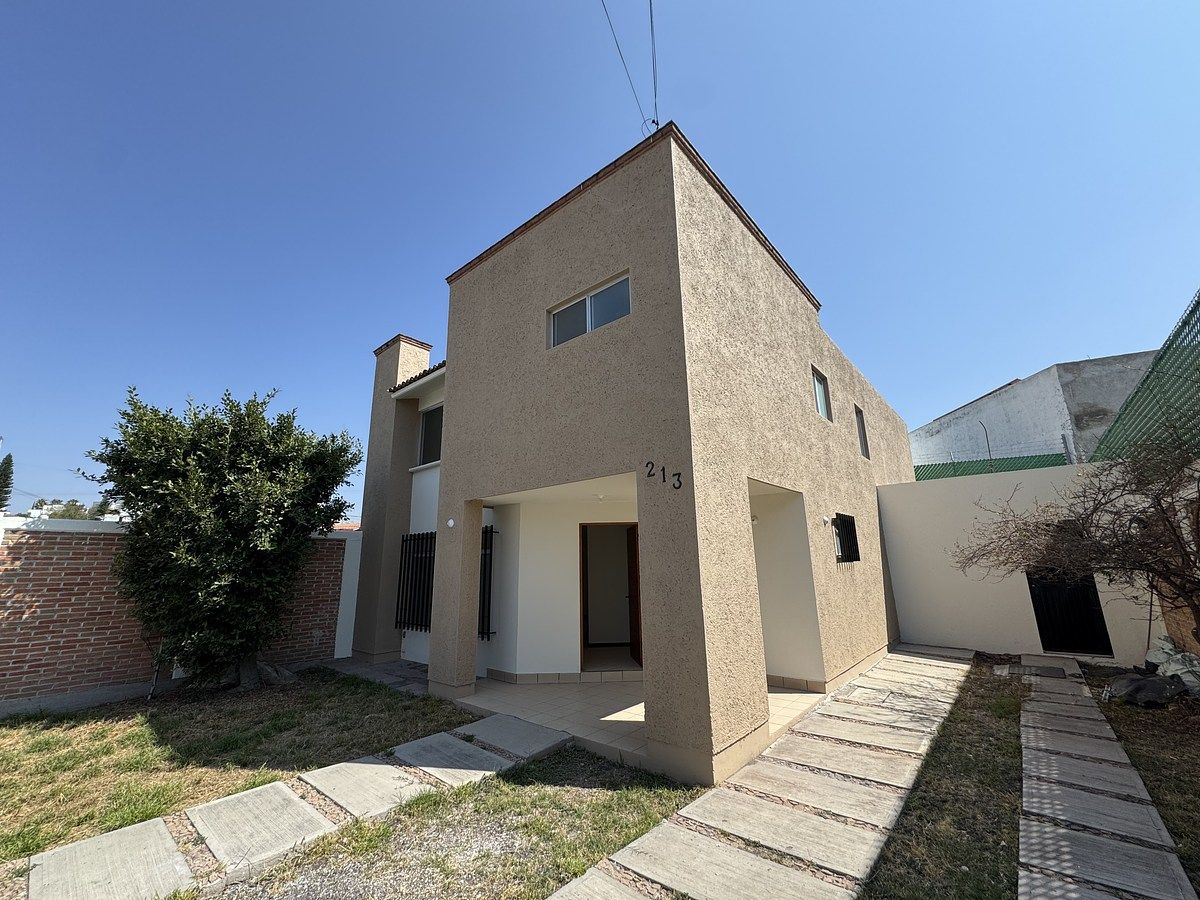 2 de 20: Estacionamiento y fachada