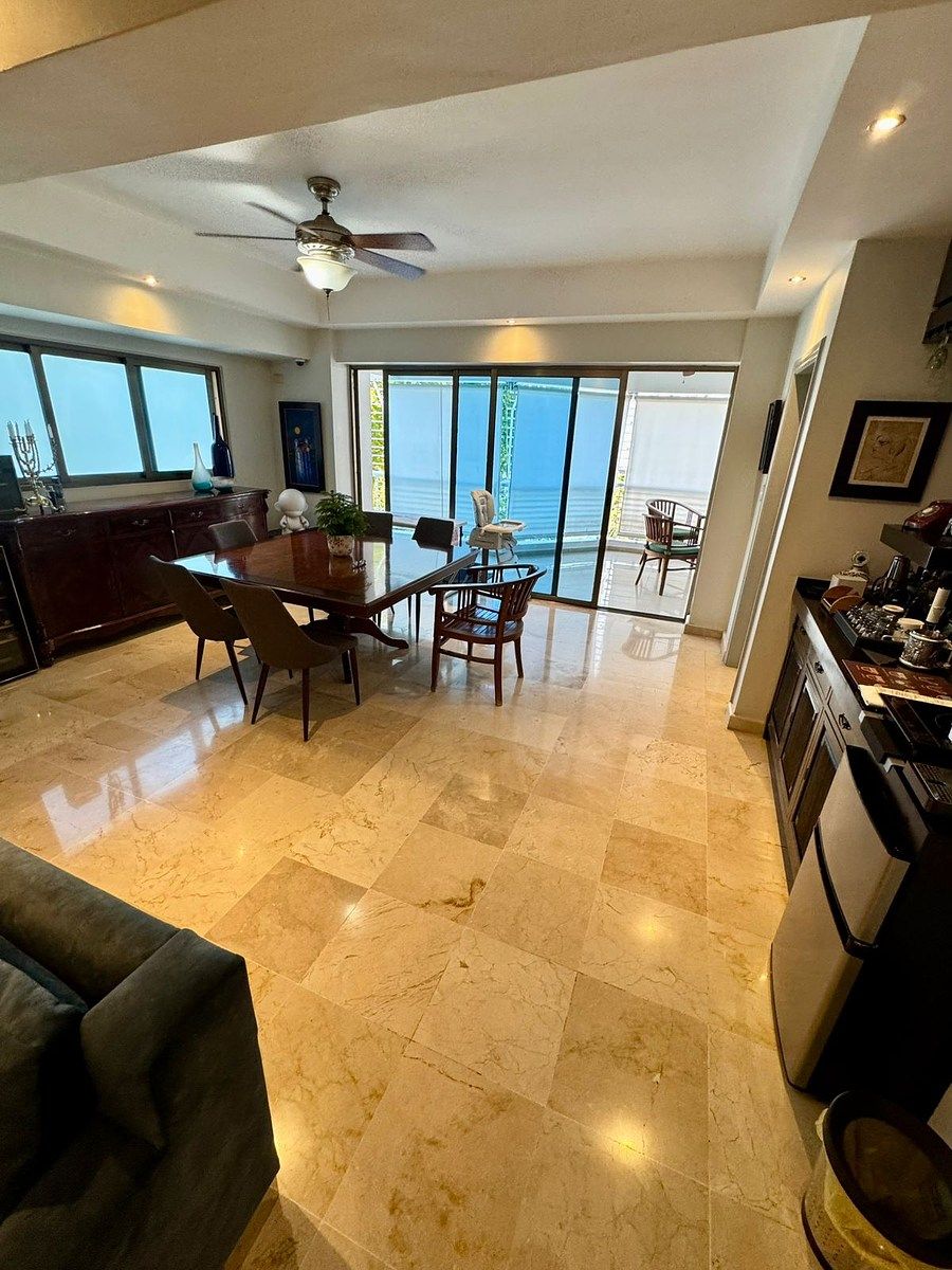 4 de 18: COMEDOR CON BAR