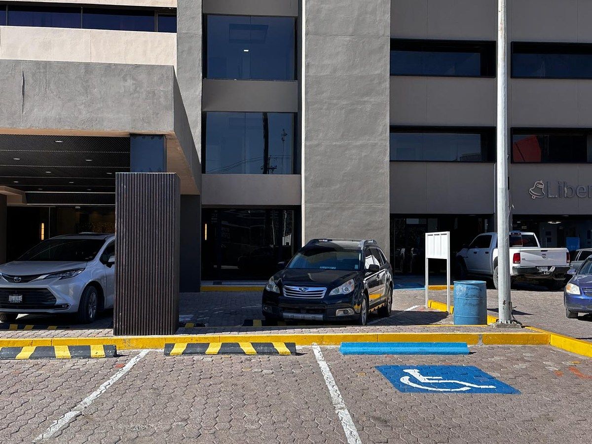 2 de 9: ESTACIONAMIENTO ACCESO