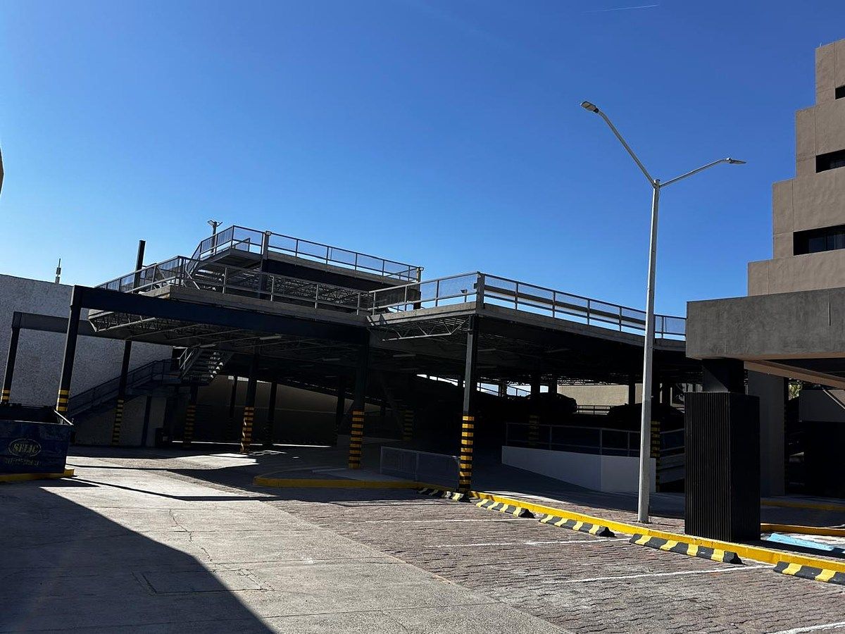 4 de 9: ESTACIONAMIENTO TECHADO