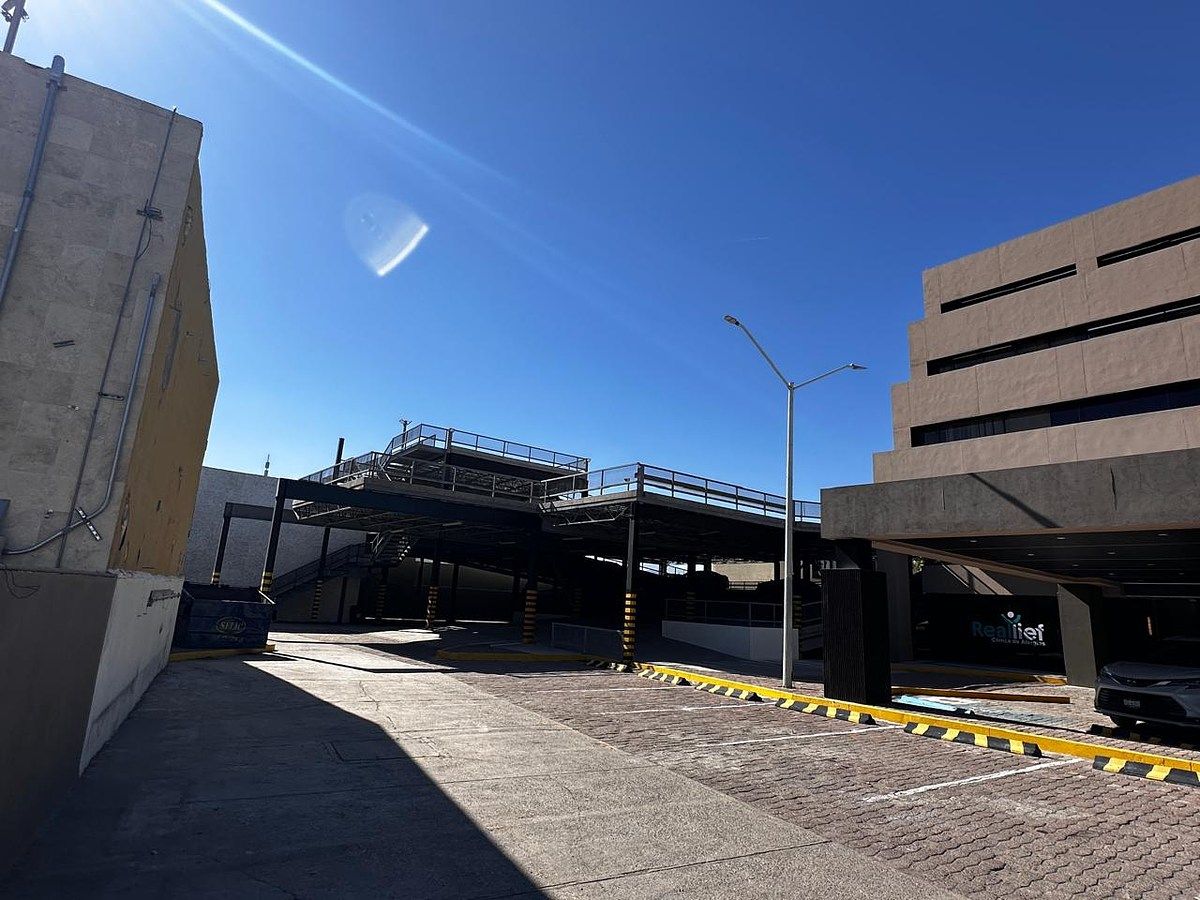 7 de 9: ESTACIONAMIENTO