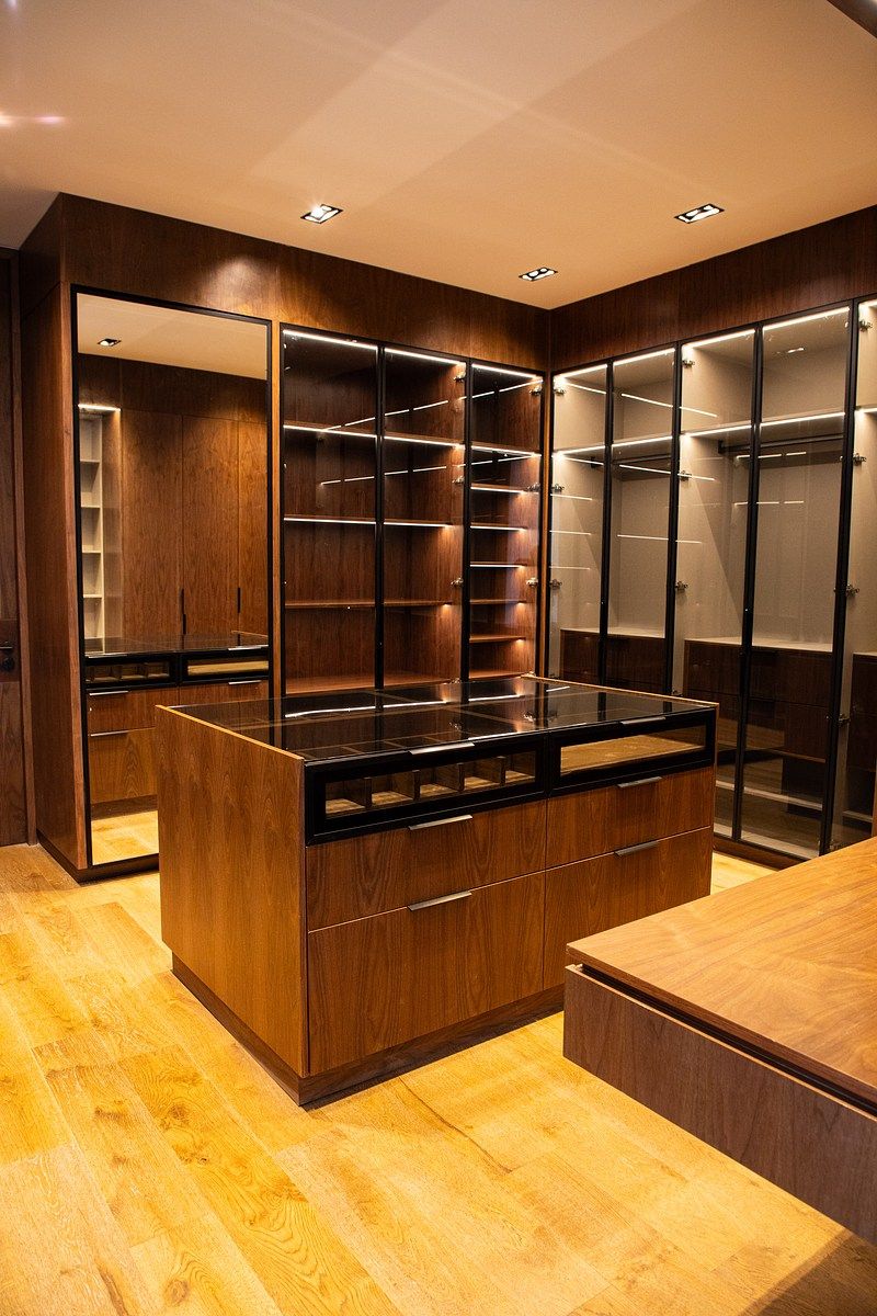 6 de 44: Vestidor de recámara principal