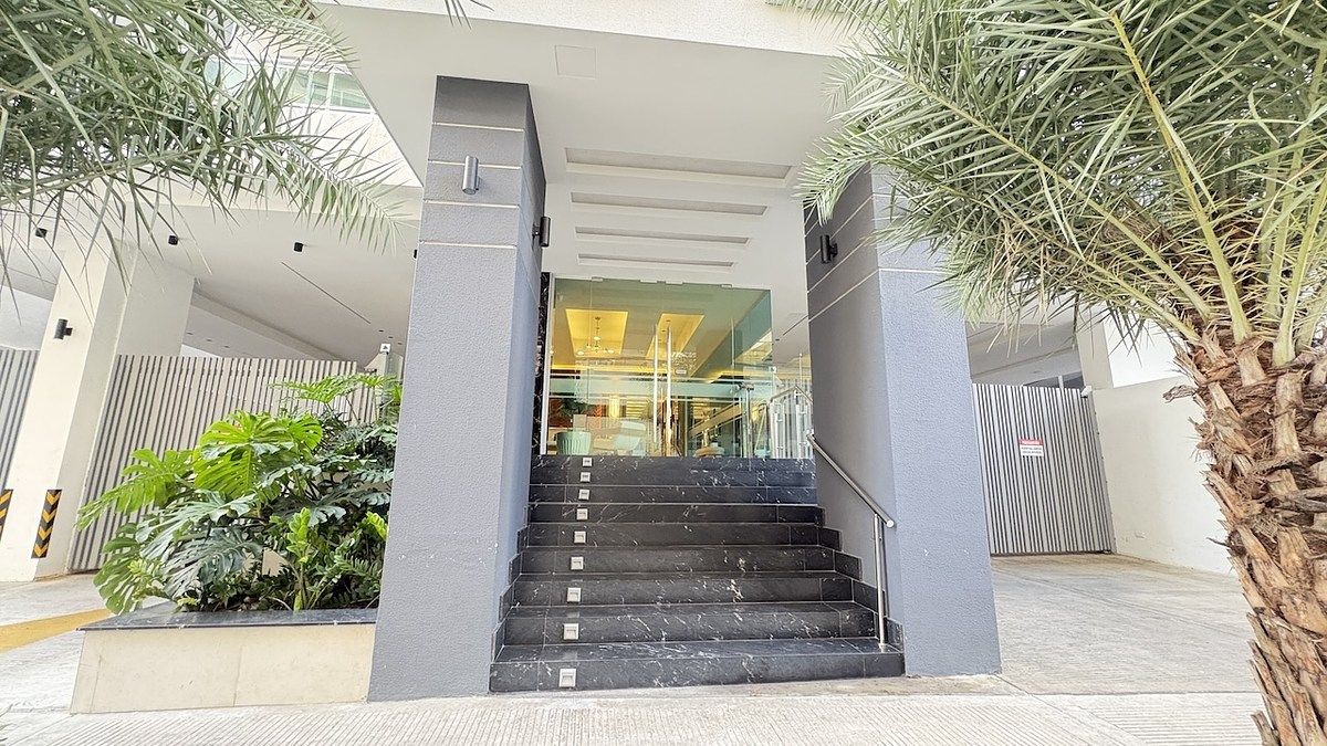 14 de 22: Elegante fachada y entrada peatonal al edificio