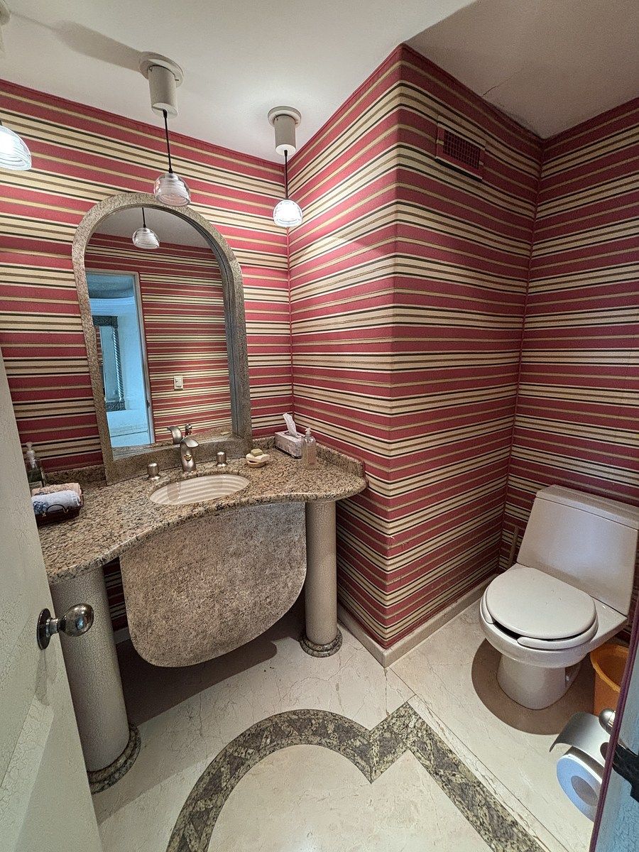 14 de 32: baño de visitas