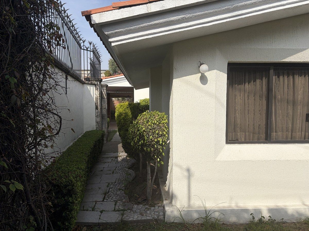 16 de 35: Pasillo de acceso a los jardines