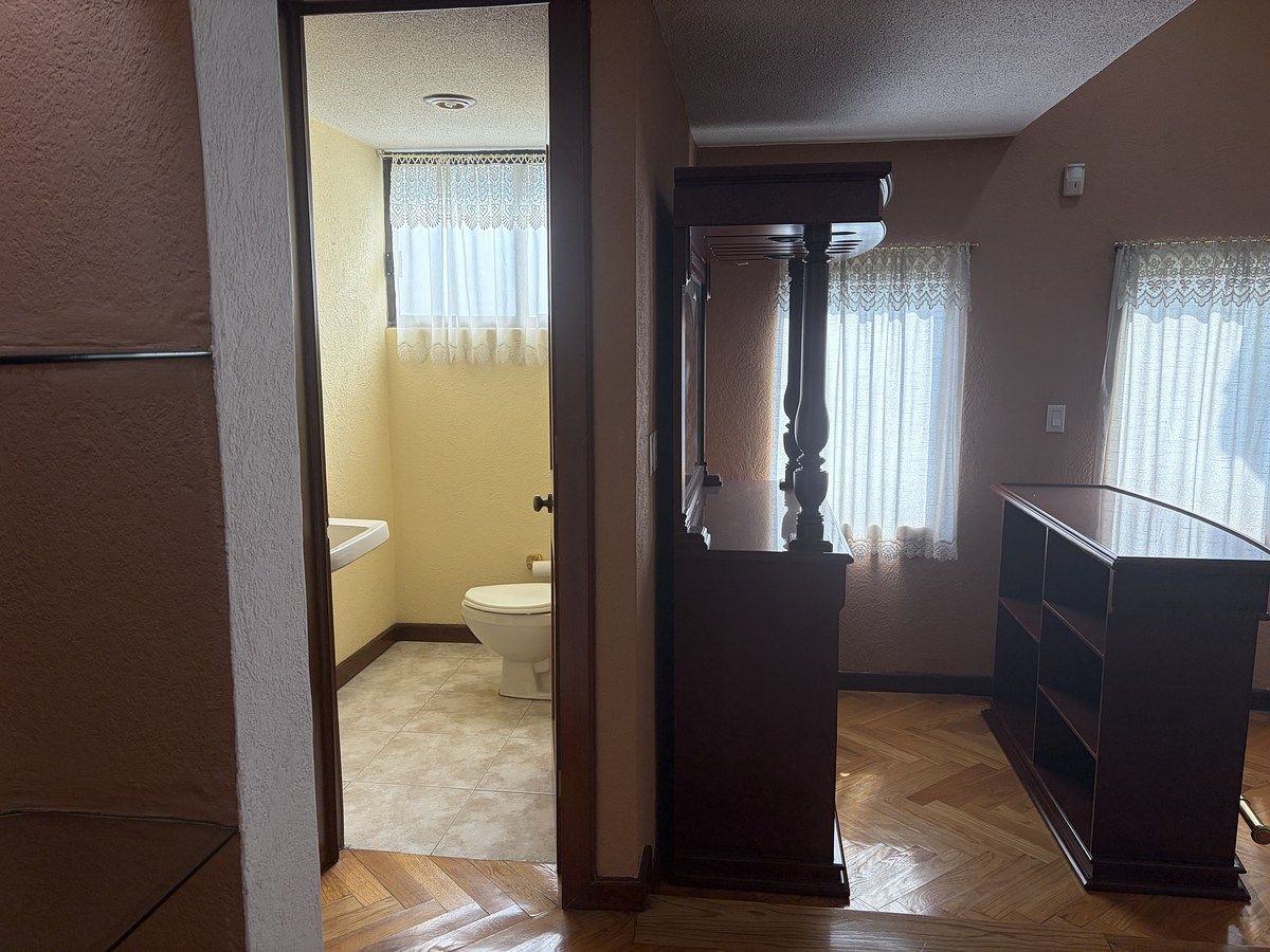 4 de 35: Baño de visitas