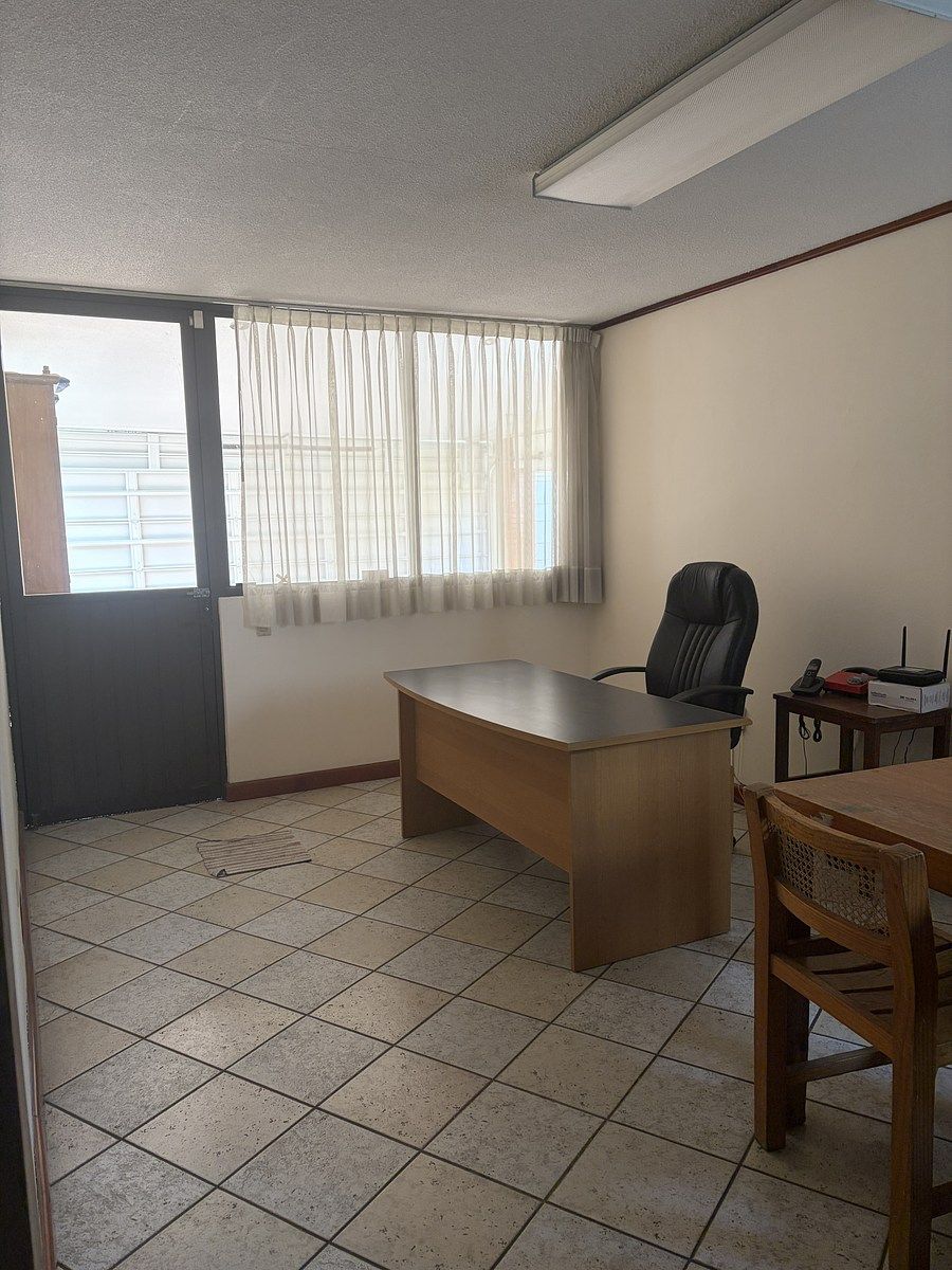 12 de 35: Area independiente para oficina o consultorio