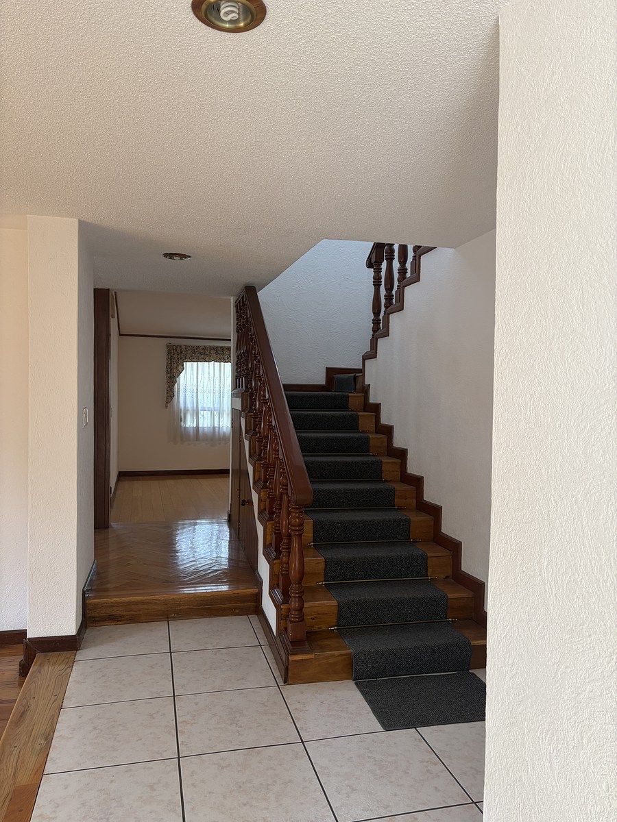 21 de 35: Escalera de acceso al segundo piso