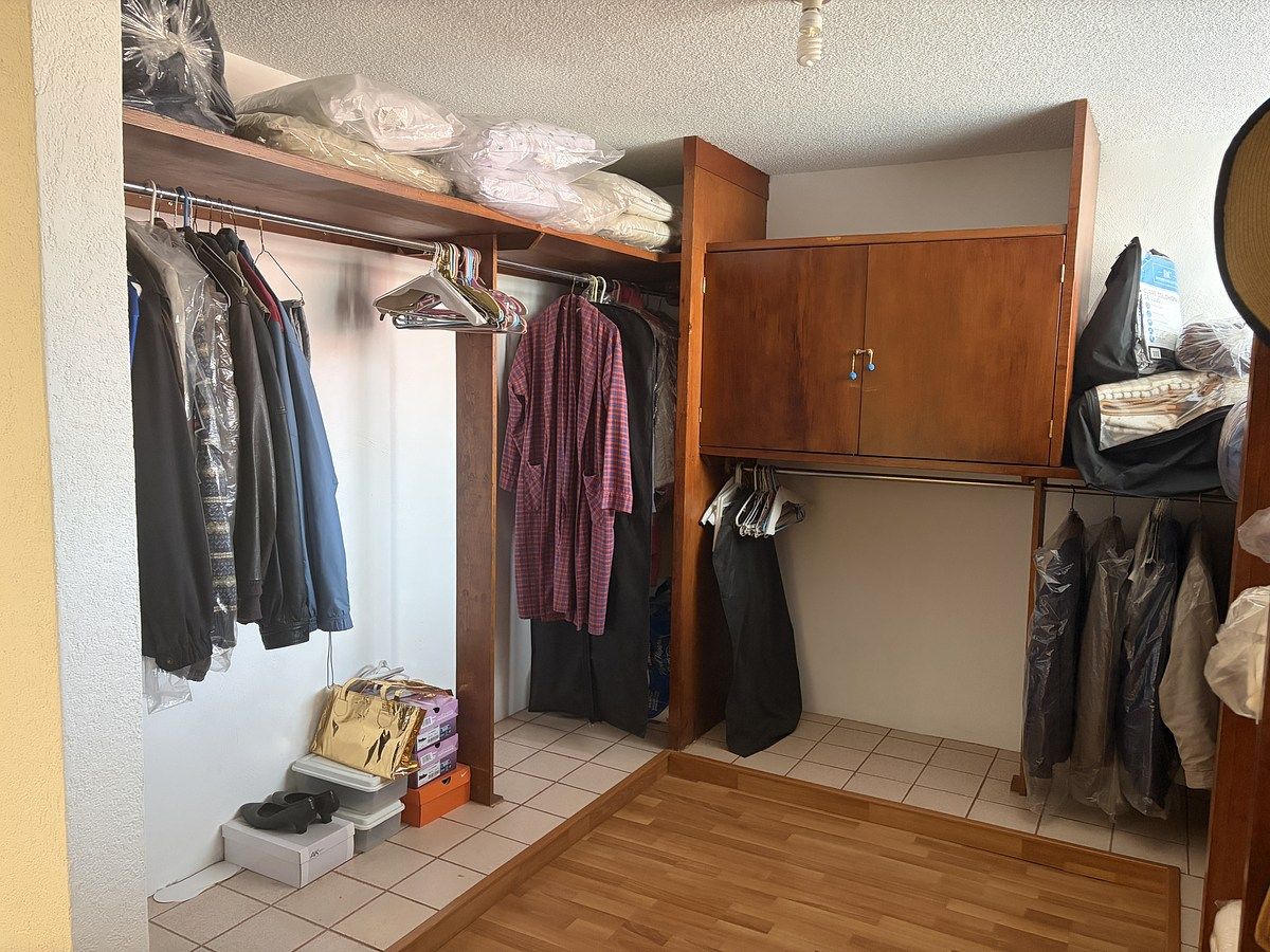 32 de 35: Vestidor de la recámara principal