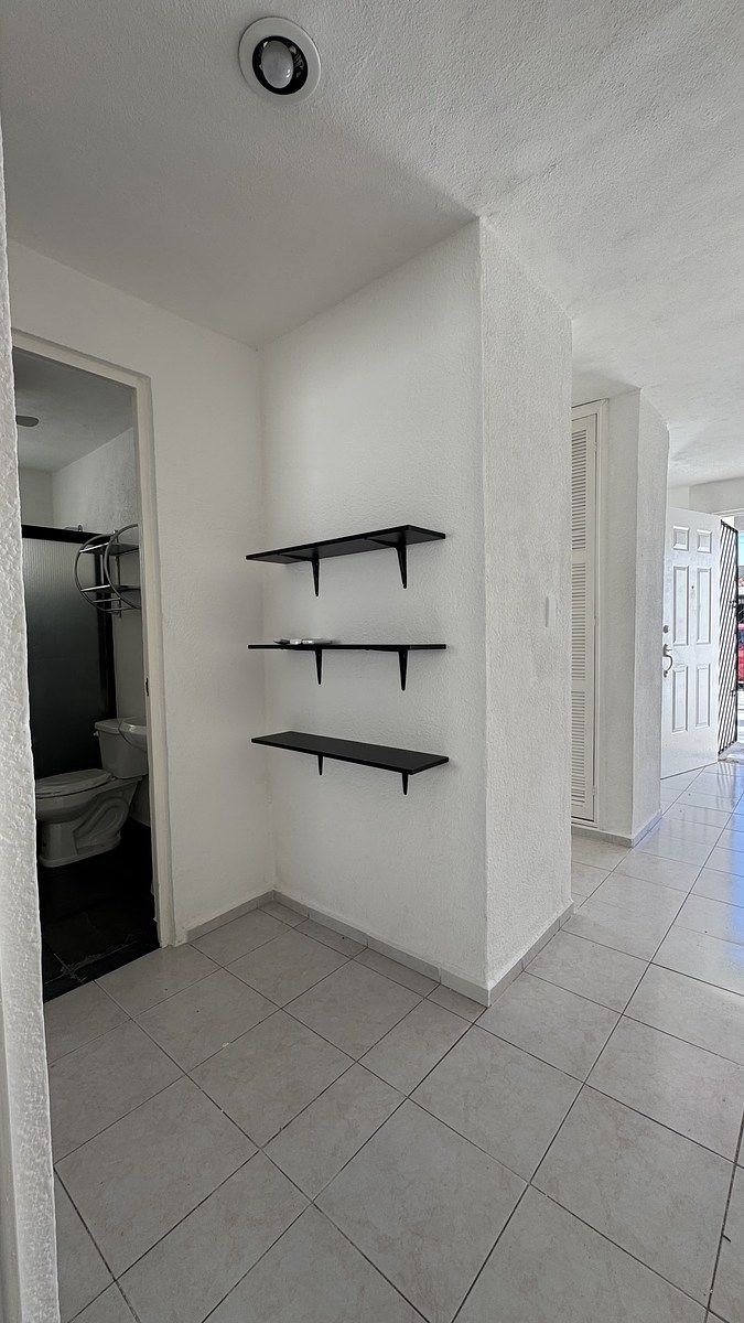 7 of 12: Pasillo interno