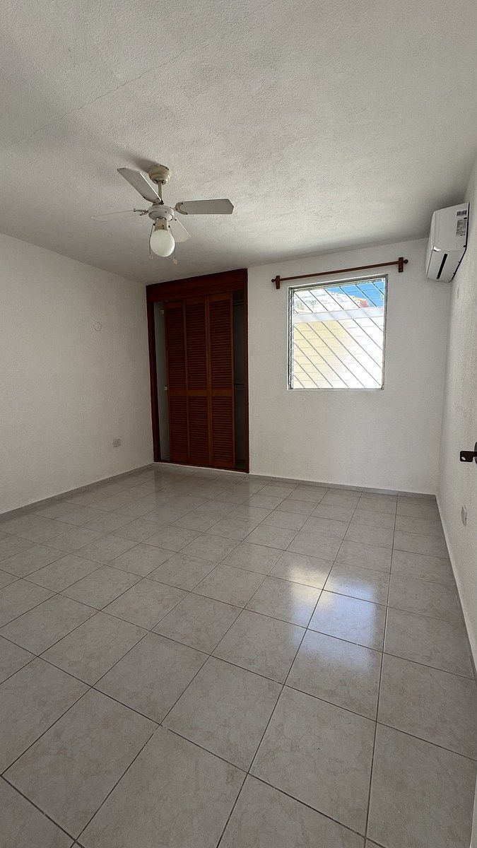 8 of 12: Habitación 1