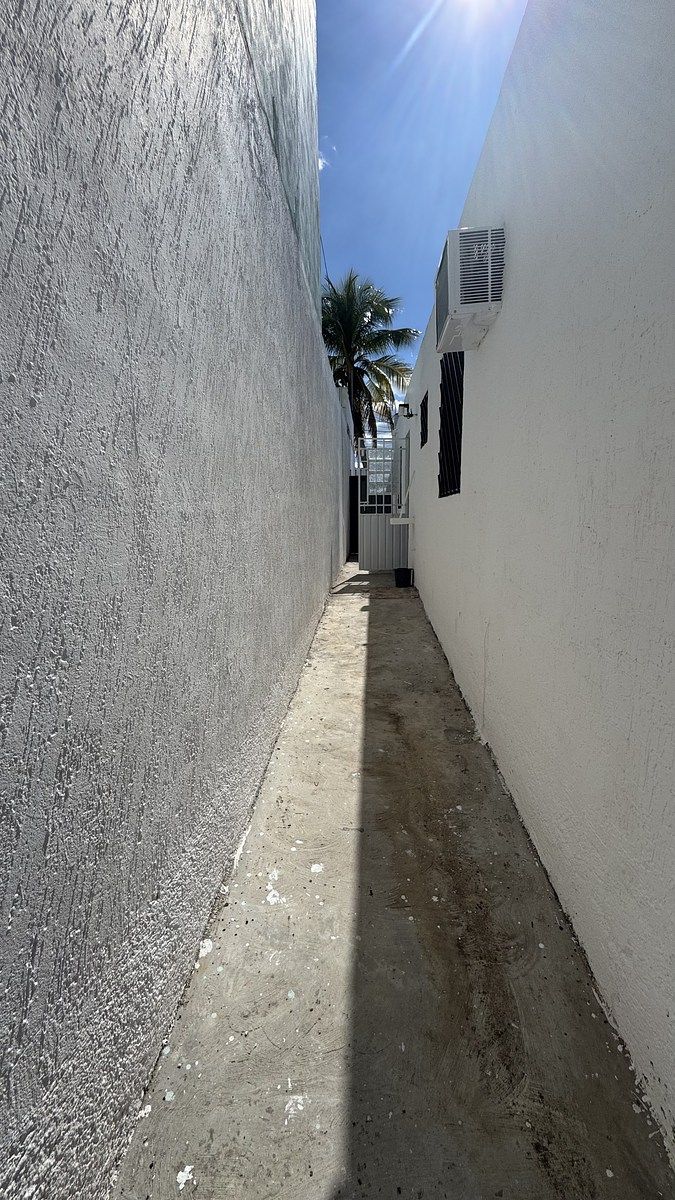 12 of 12: Pasillo externo