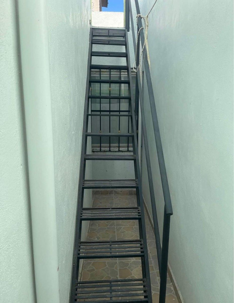 11 de 12: ESCALERAS HACIA LA PARTE SUPERIOR DE LA CASA