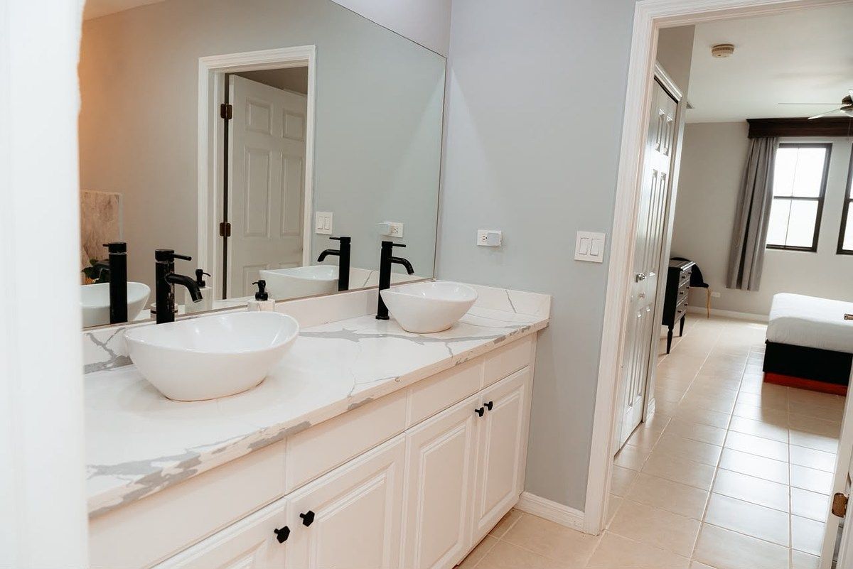 Beautiful private vanity with a spacious mirror and tub., photo 16 of 26