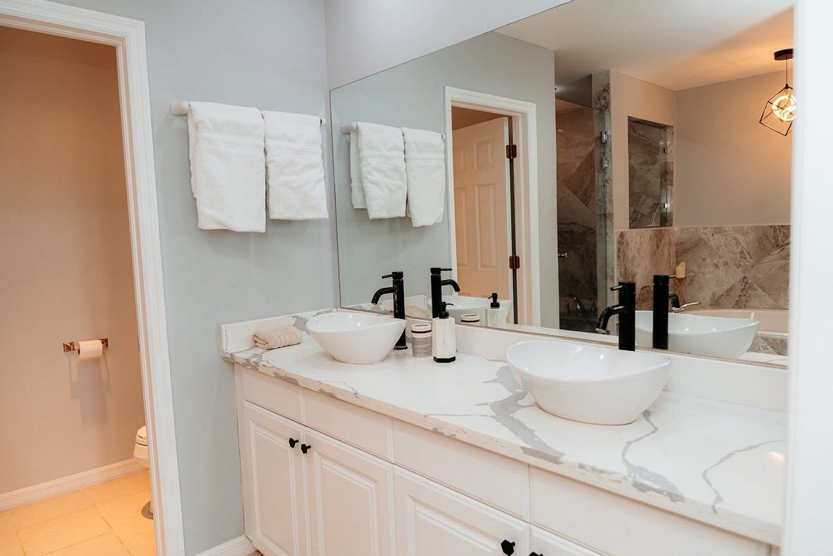 Beautiful private vanity with a spacious mirror and tub., photo 15 of 26