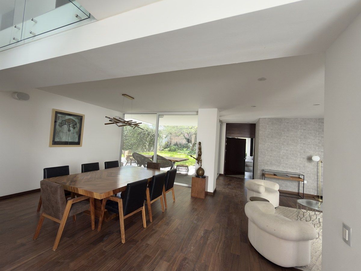 9 de 37: Área social con acceso al jardín