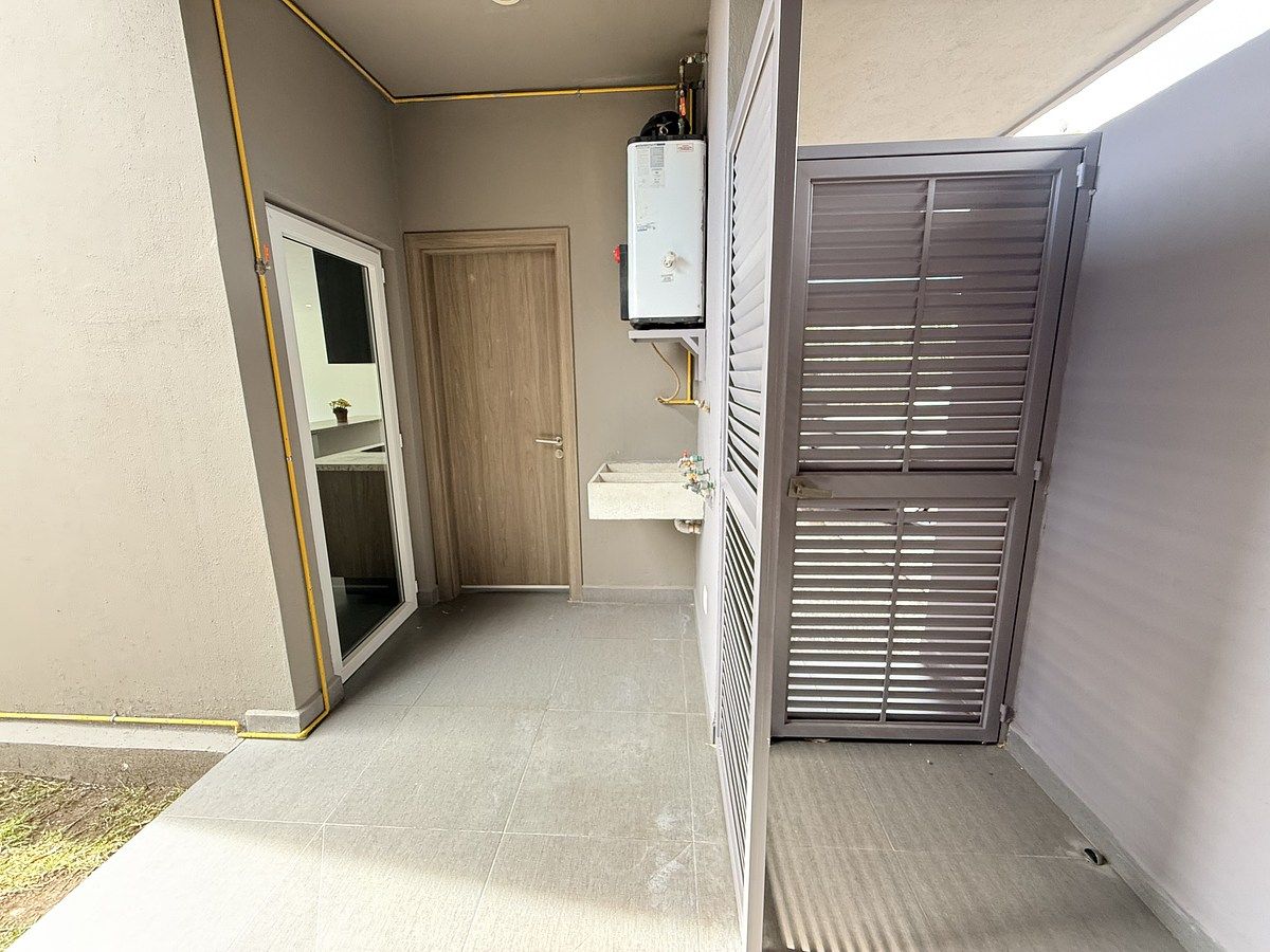 6 de 25: Área de lavado, pasillo lateral, entrada a cocina y a c.serv