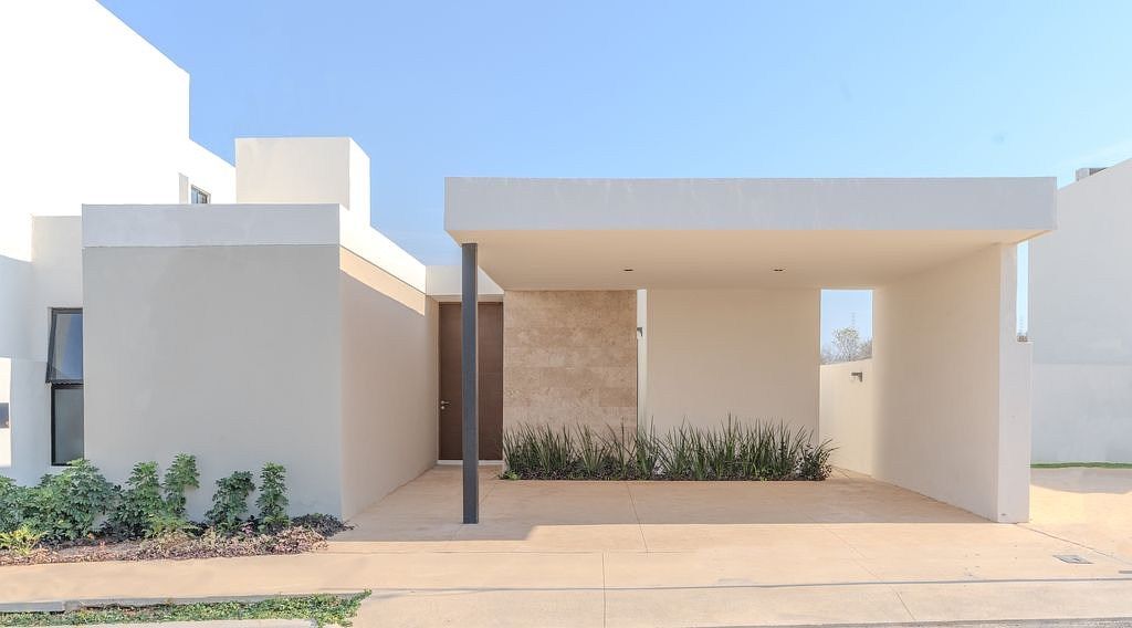 1 de 6: Fachada Principal con Garage Adicional