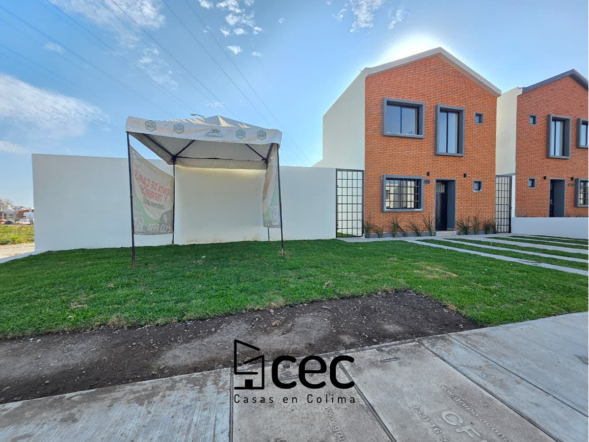 Casa en Venta con Terreno Excedente, 3 Recámaras, 2 Baños, Cochera para 2 Autos