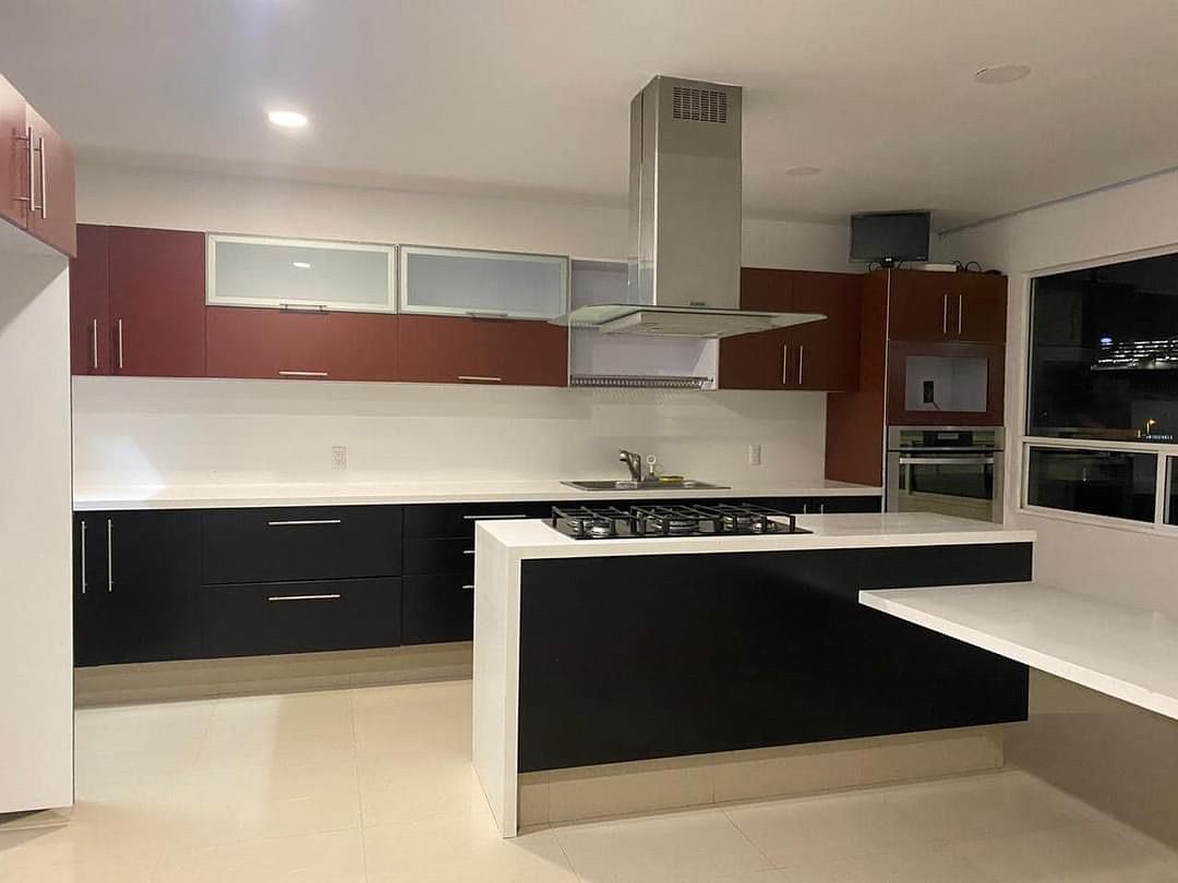 3 of 42: Cocina Integral , con doble despensero y barra de corian