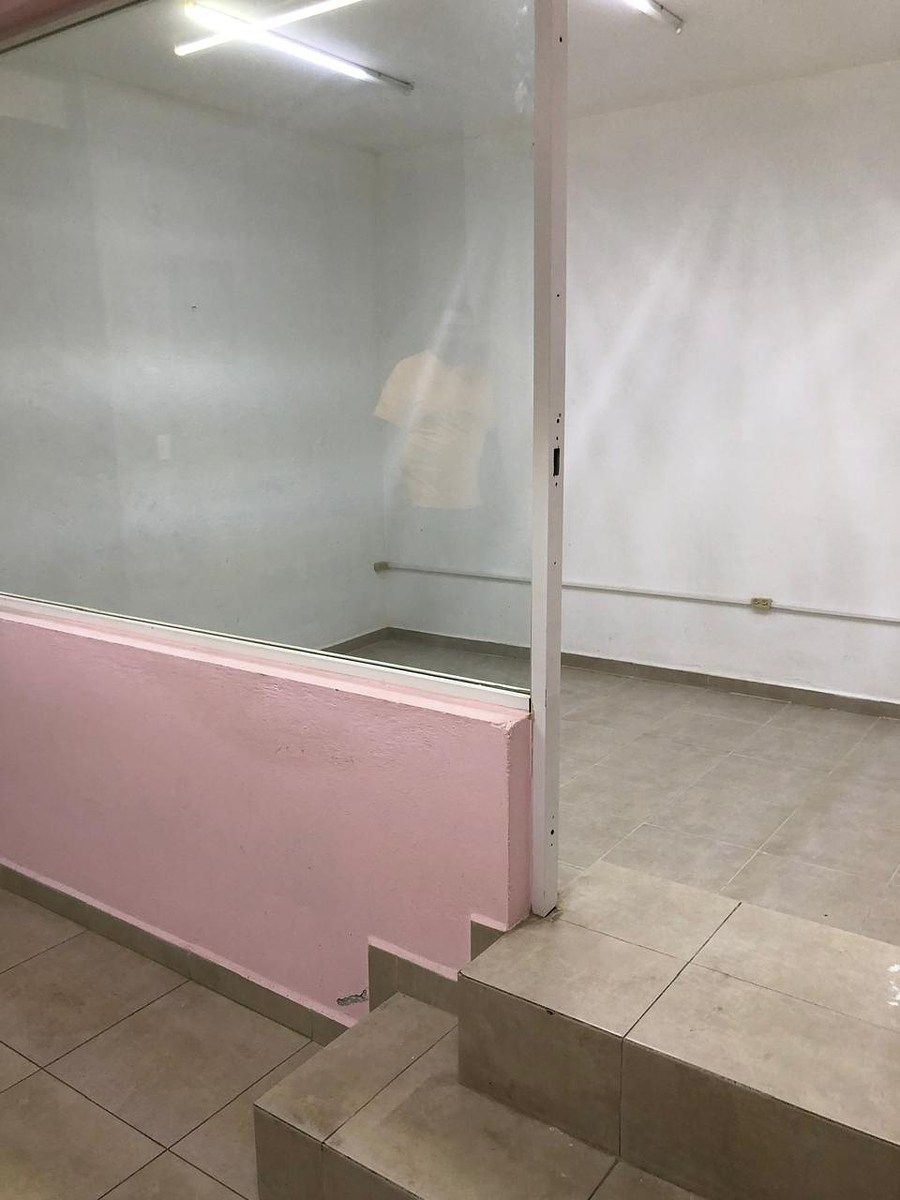 20 of 42: Oficina con Bodega