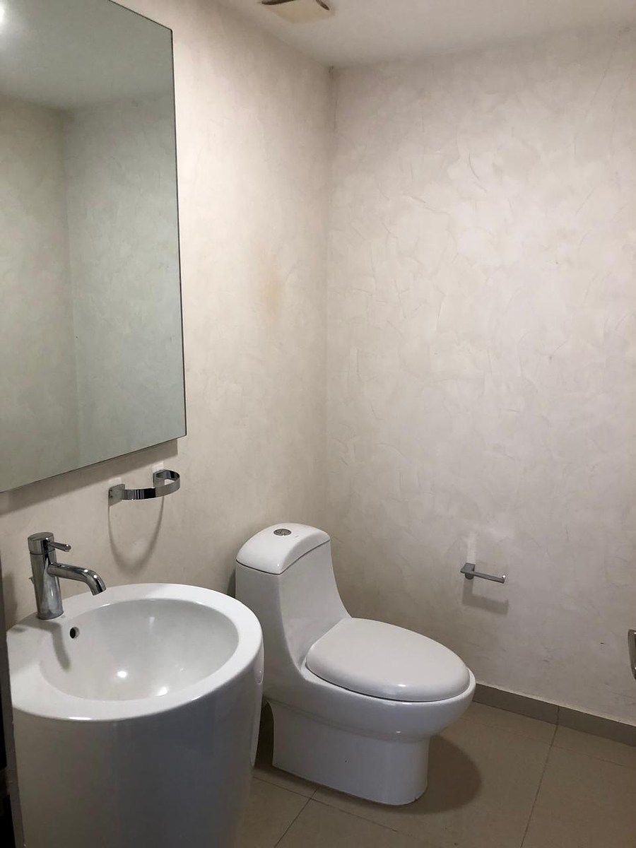 24 of 42: Medio Baño