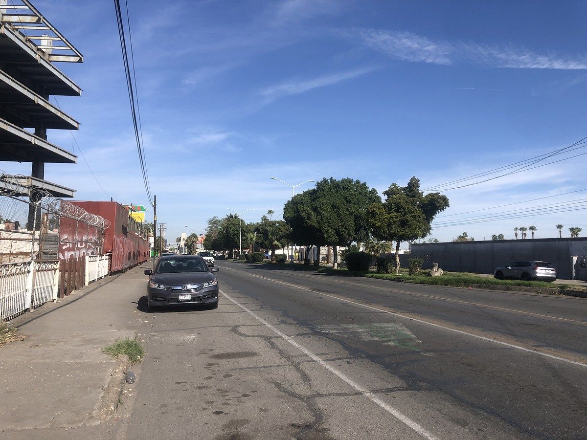 6 of 8: Vista Lateral hacia Monumento Benito Juárez
