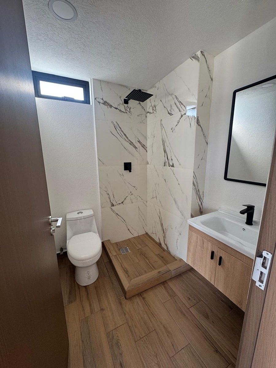 9 de 26: Baño recámara principal con ventiación natural