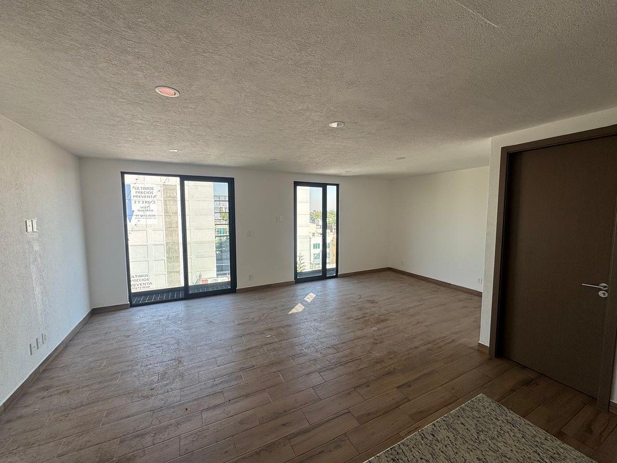 2 de 26: Sala comedor con balcón