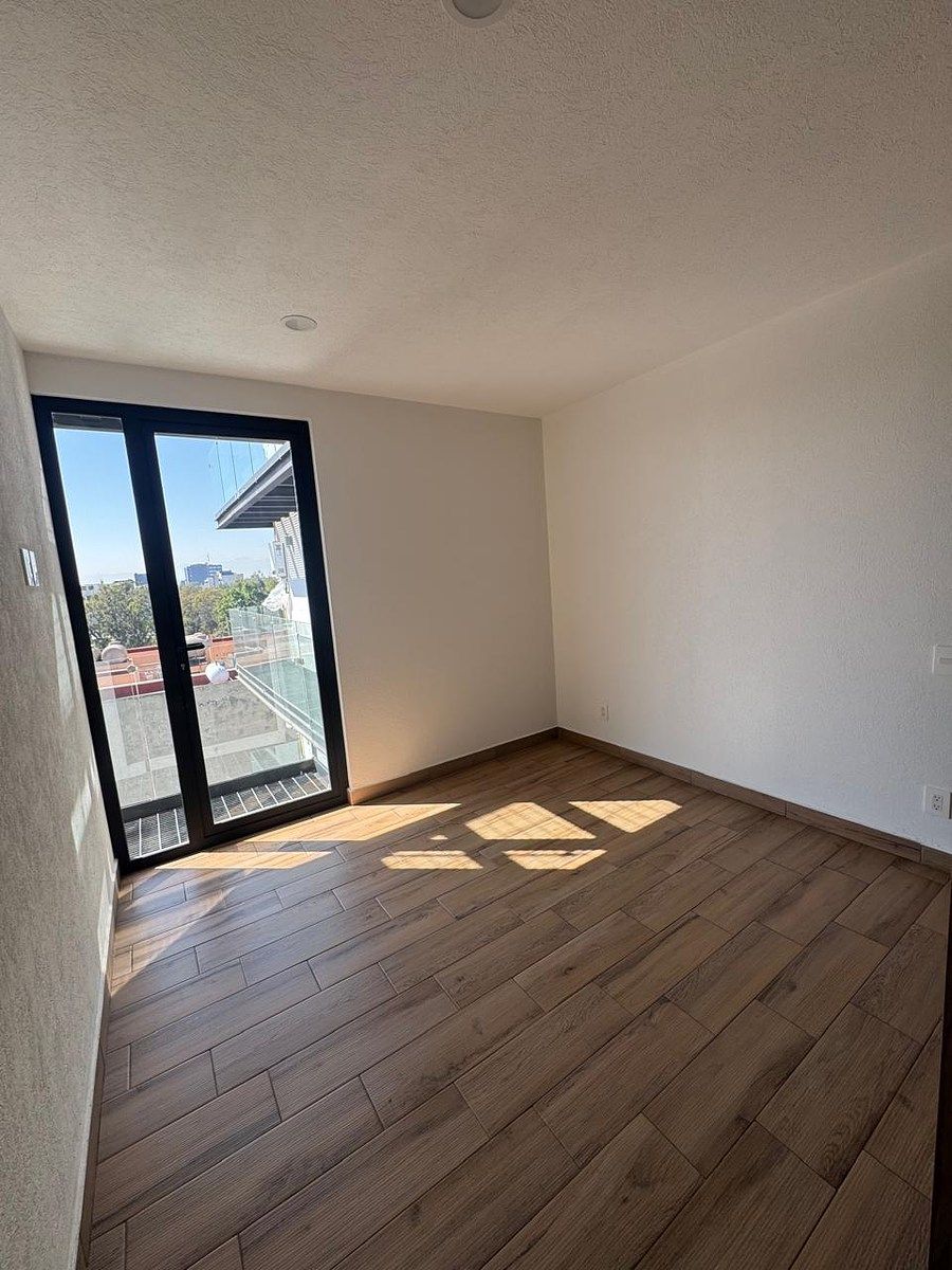 11 de 26: Recámara secundaria con balcón