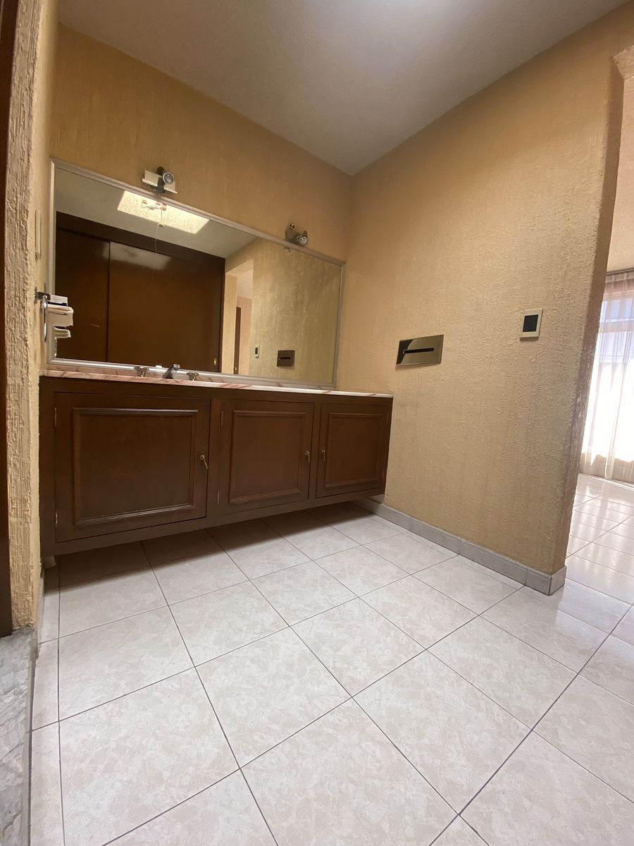 16 de 26: Recámara principal - Vestidor