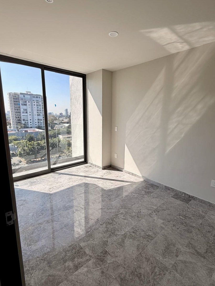 4 de 14: Habitación con aire acondicionado, persianas y balcón