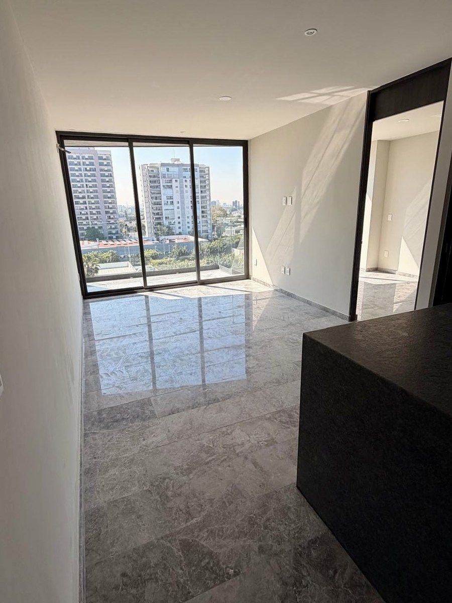 3 de 14: Sala comedor con aire acondicionado, persianas y balcón