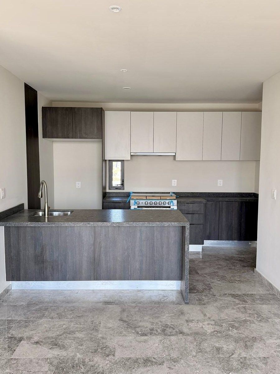 1 de 14: Cocina amplia con barra para 3 bancos