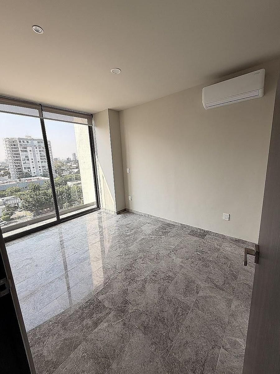 5 de 14: Habitación con aire acondicionado, persianas y balcón