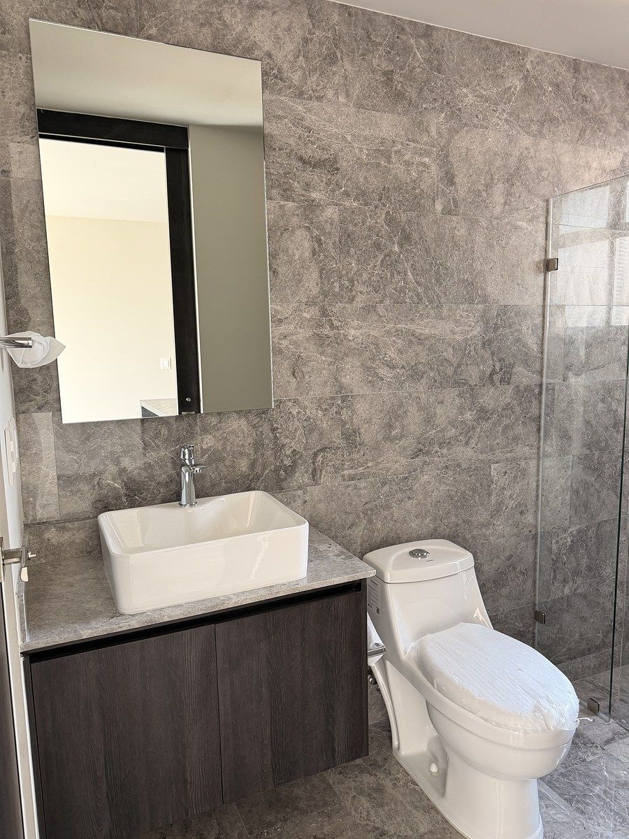 4 de 14: Baño con acabados de mármol y espejo con iluminación led