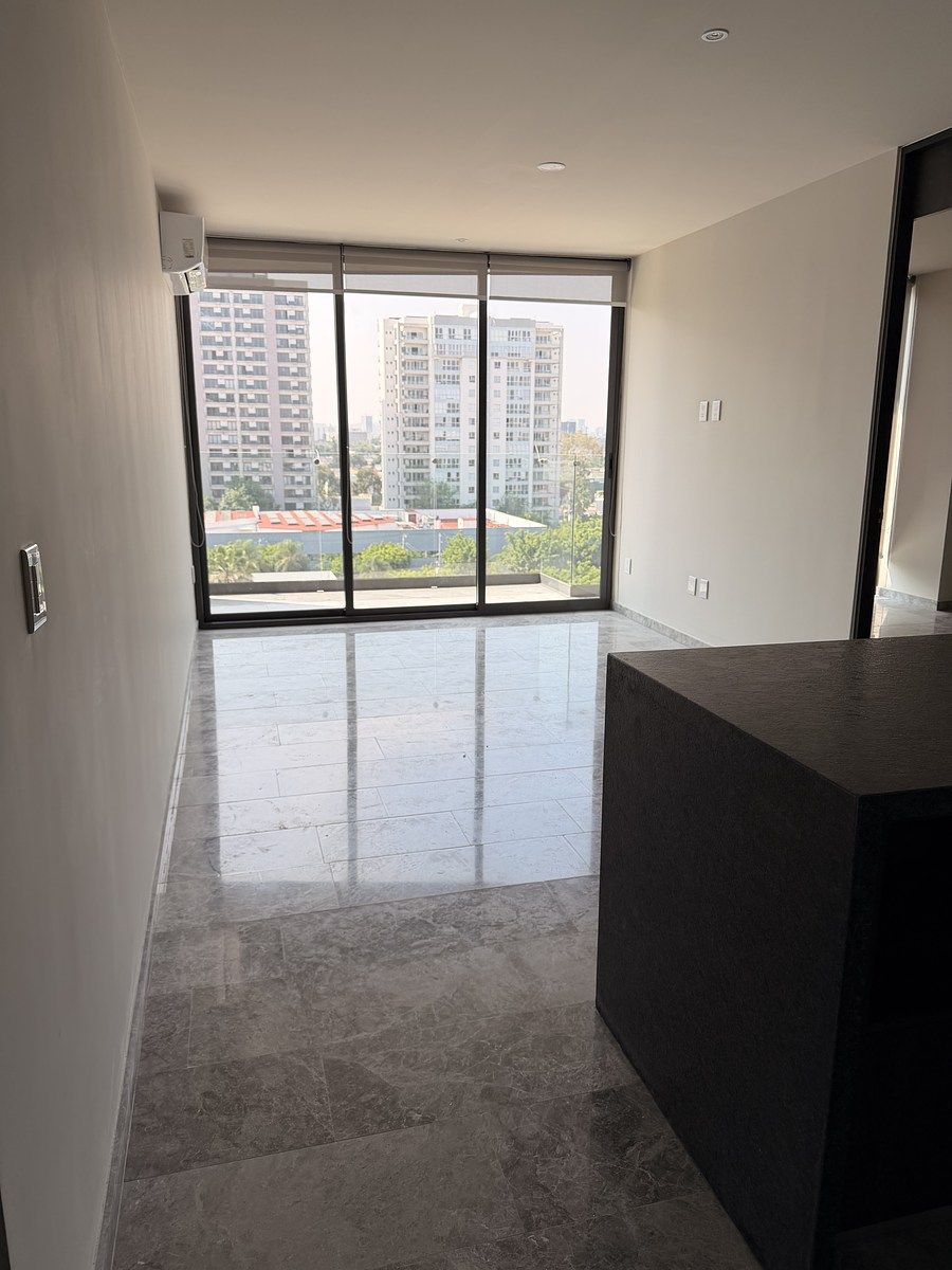 3 de 14: Sala comedor con aire acondicionado, persianas y balcón