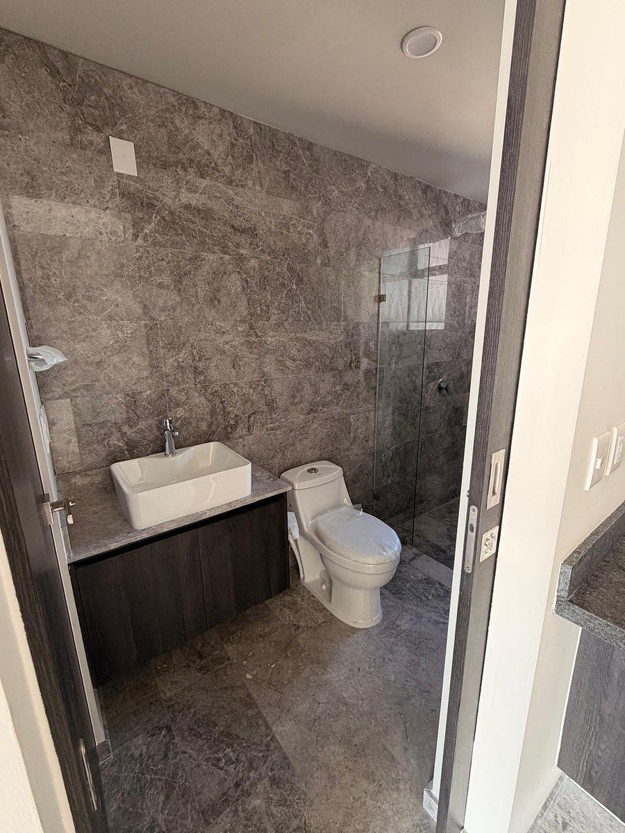 Baño completo, con acabados de mármol, photo 6 of 14