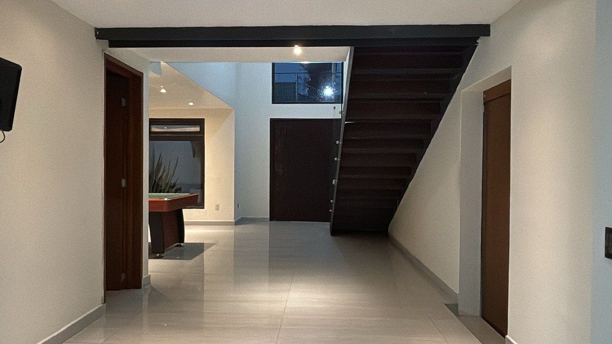 6 de 14: Vista acceso superior y puerta principal