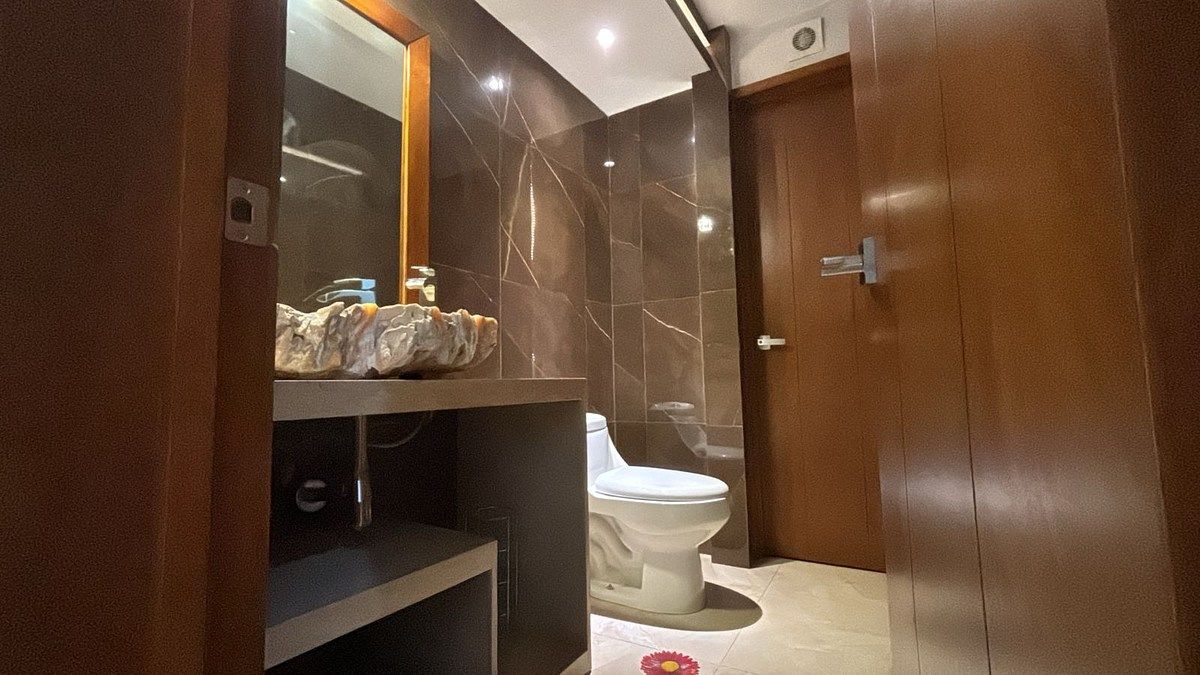 14 de 14: Baño visitas con bodega al fondo