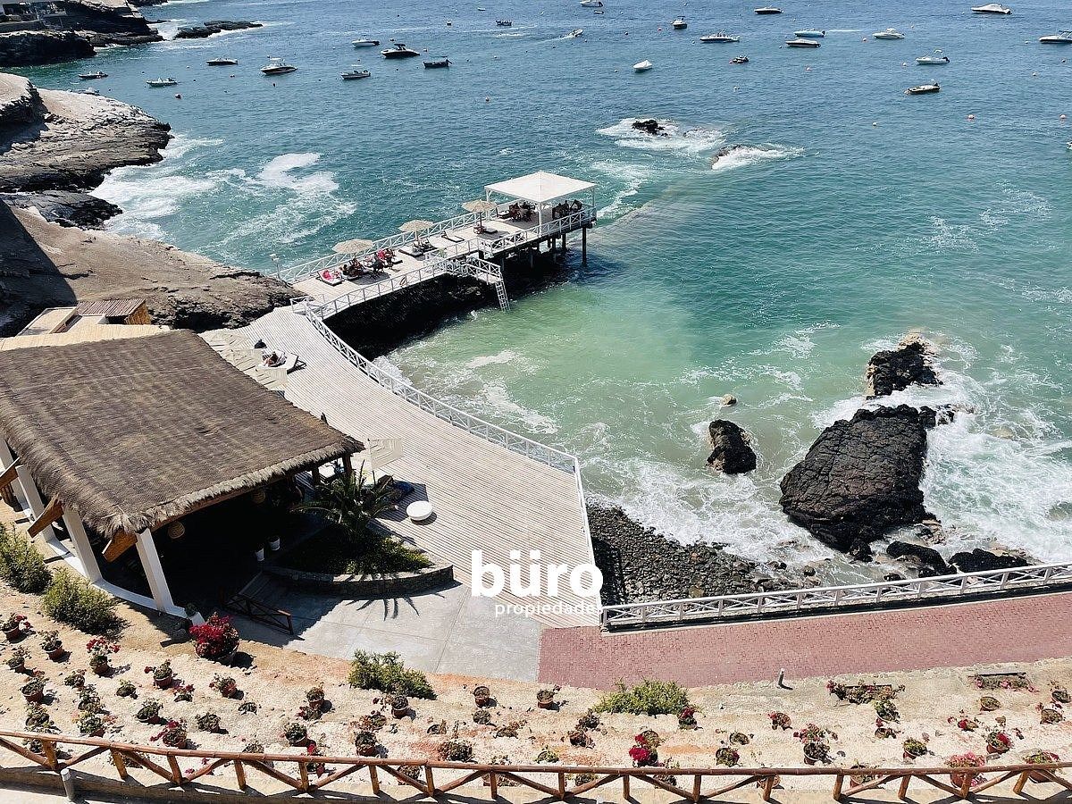 12 de 16: Vista del club house y deck #1