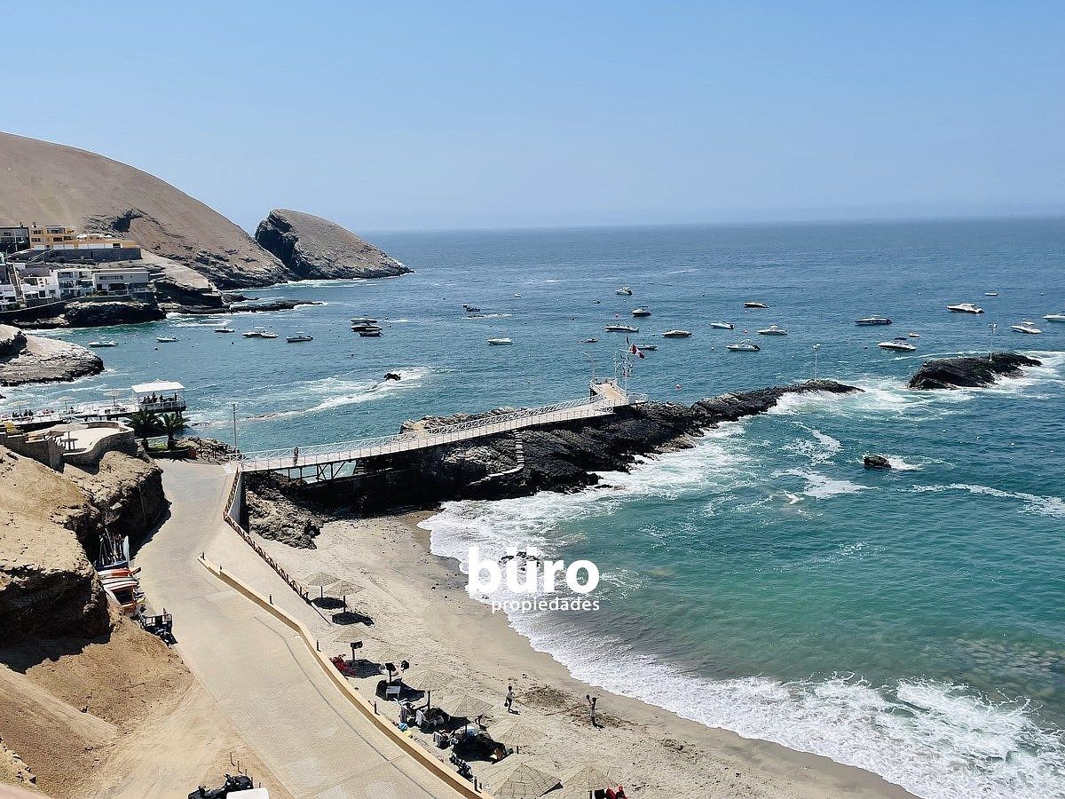 13 de 16: La playa cuenta con muelle propio y marina