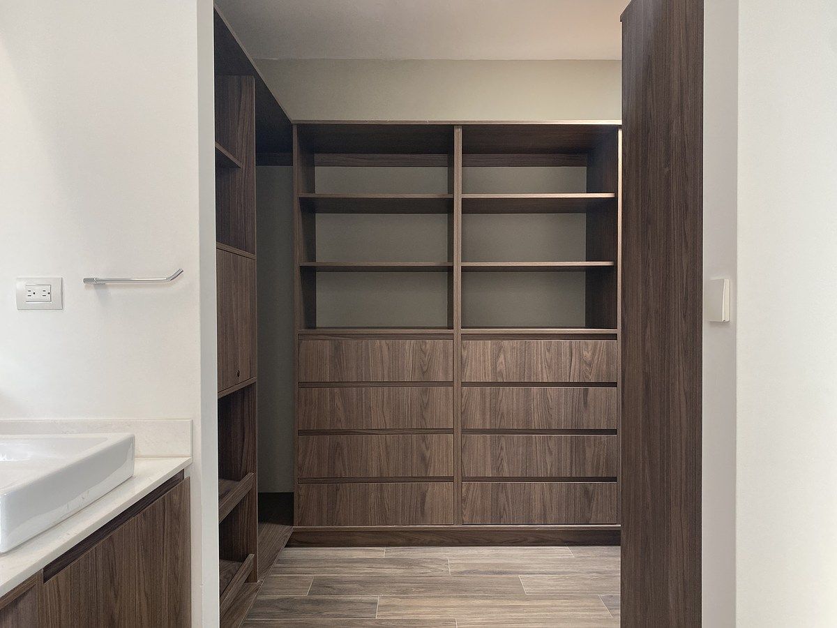 10 de 23: Vestidor y baño en recámara principal