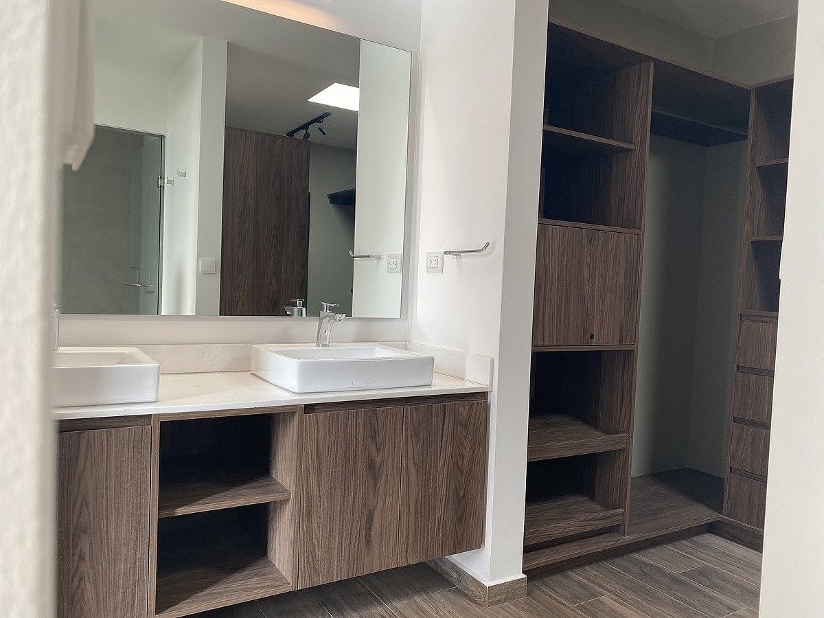 12 de 34: Baño y vestidor